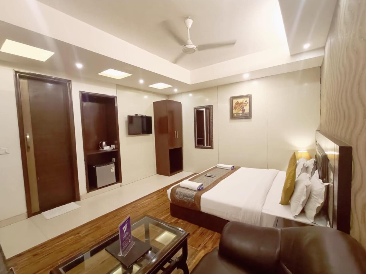 Hotel Waterfall Paschim Vihar Delhi Dış mekan fotoğraf