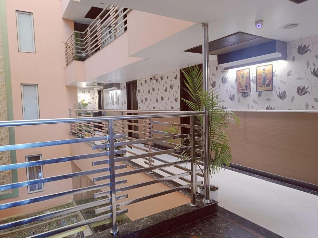 Hotel Waterfall Paschim Vihar Delhi Dış mekan fotoğraf