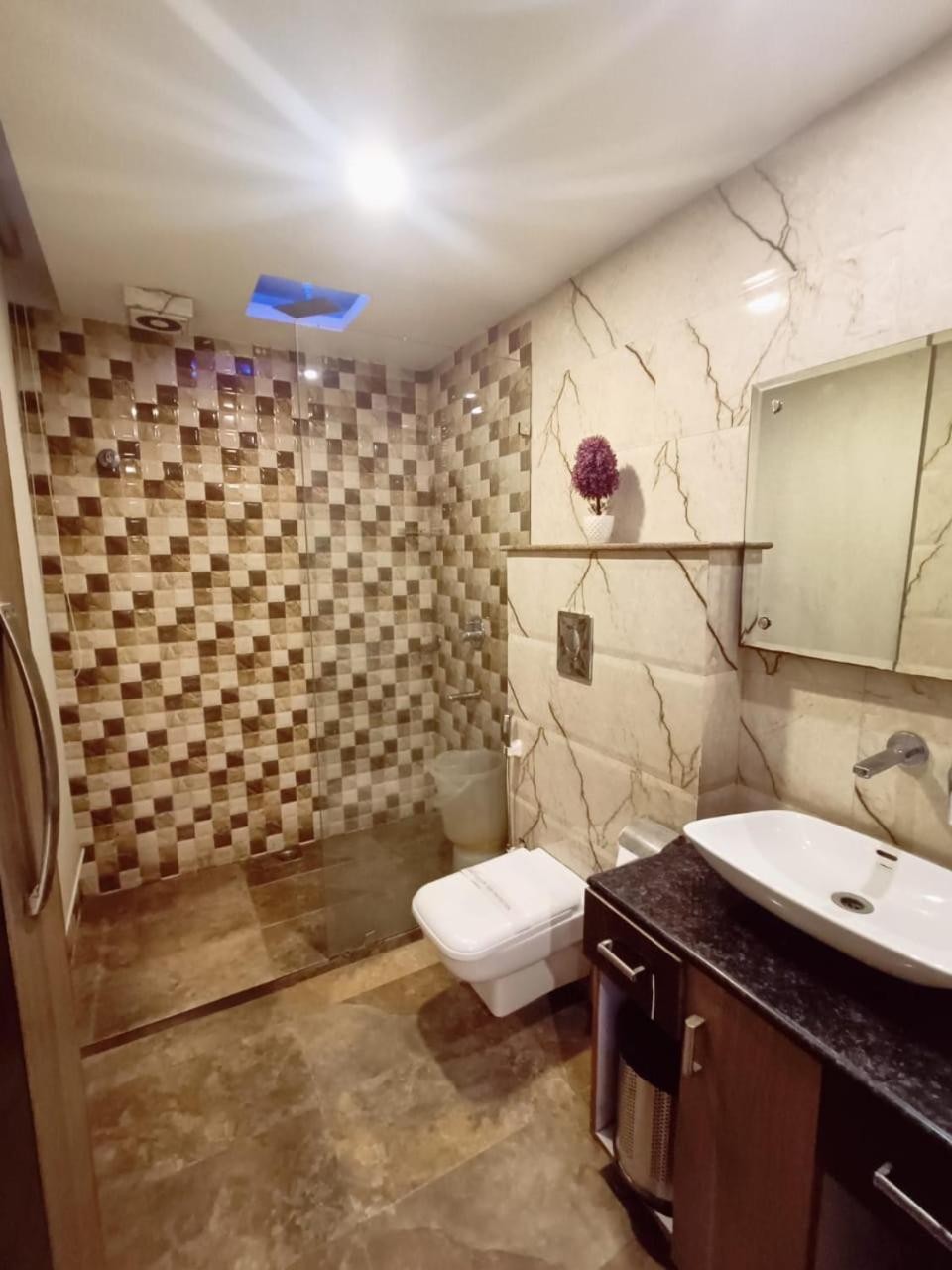 Hotel Waterfall Paschim Vihar Delhi Dış mekan fotoğraf