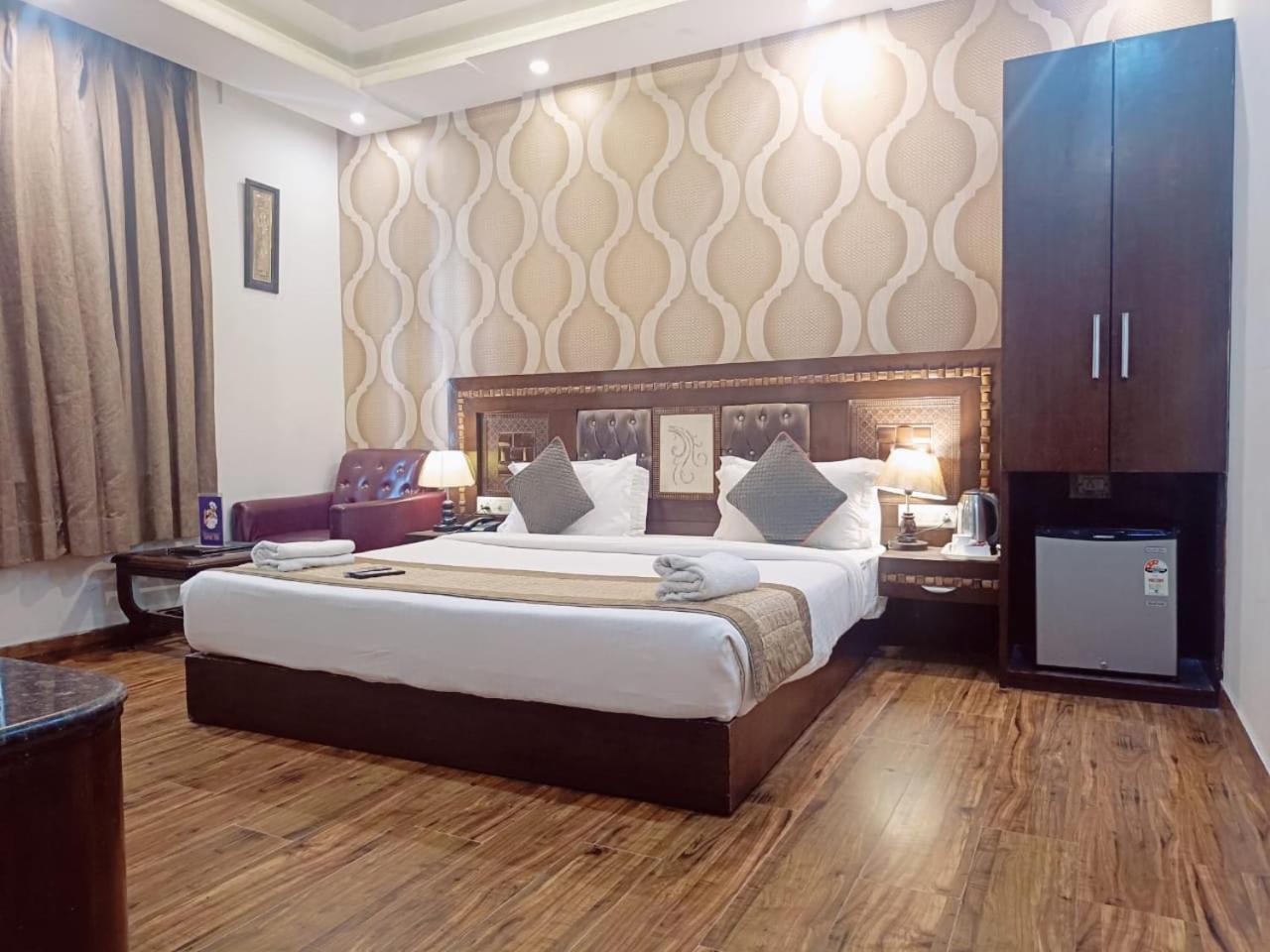Hotel Waterfall Paschim Vihar Delhi Dış mekan fotoğraf